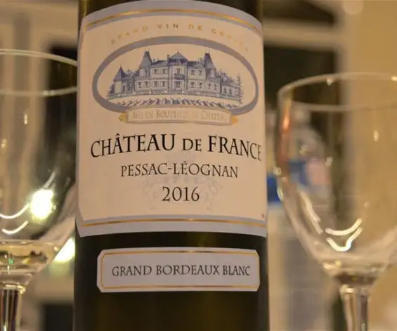 Une bouteille de vin blanc servie au restaurant la Table de Trois à Bordeaux.