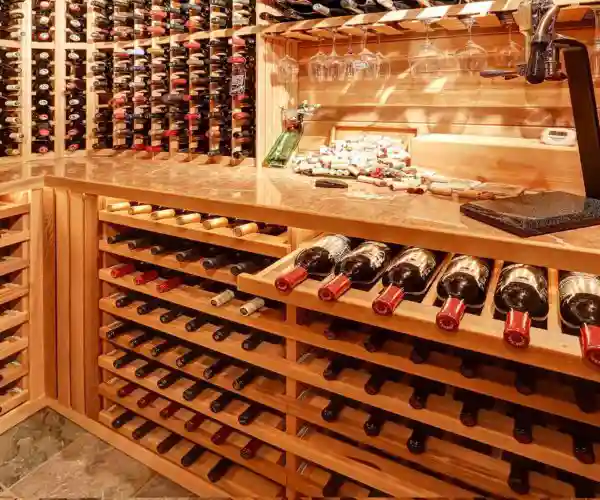 Collection de bouteilles de vin dans la cave de la Table de Trois restaurant, Bordeaux.