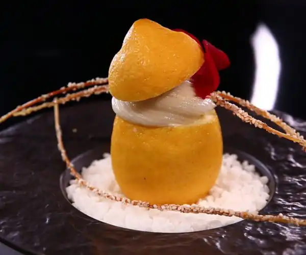 Un dessert original autour du citron à la carte du restaurant la Table de Trois à Bordeaux.