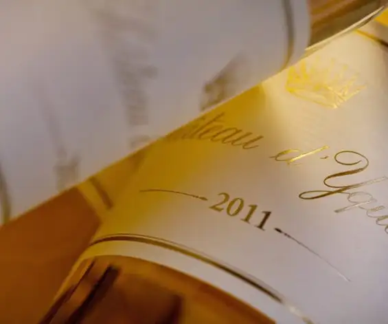 Détail d'une étiquette de vin de Bordeaux proposée au restaurant la Table de Trois.