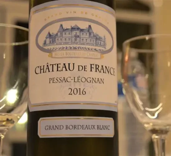 Une bouteille de vin blanc servie au restaurant la Table de Trois à Bordeaux.