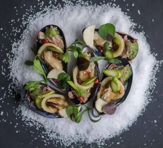 Plat de moules revisité par le restaurant de Bordeaux La Table de trois pour ses clients.