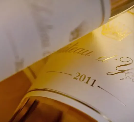 Détail d'une étiquette de vin de Bordeaux proposée au restaurant la Table de Trois.