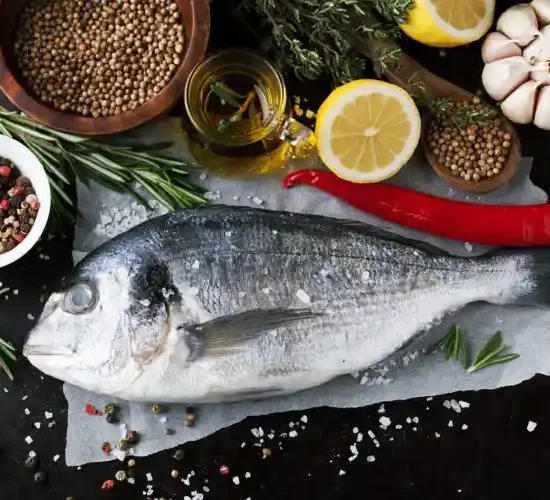 Filet de poisson grillé et ses légumes servies au restaurant la Table de Trois situé à Bordeaux.