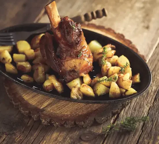 Viande braisée juteuse servie avec ses pommes de terre au restaurant Bordeaux la Table de Trois.