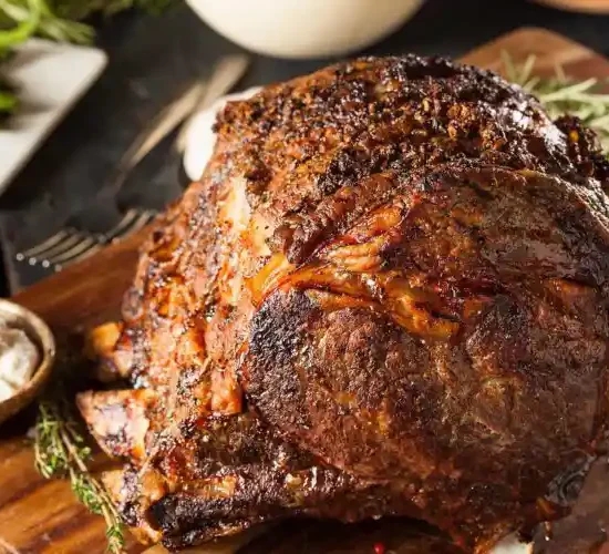 Plat de viande rôtie, nappée de sauce servi sur plateau au restaurant la Table de Trois à Bordeaux.